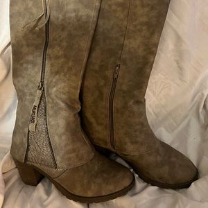 MukLuks mid calf boots